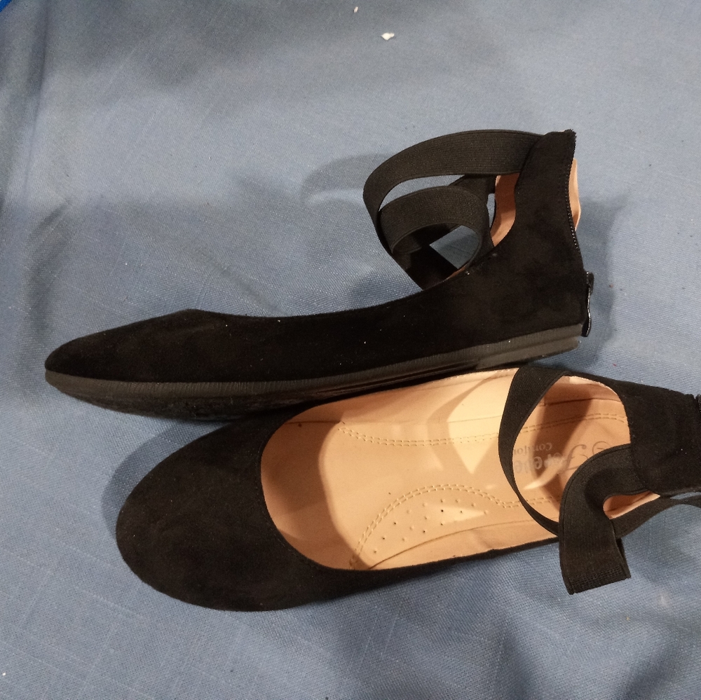 Forever Comfort Flats - Picture 2 of 3
